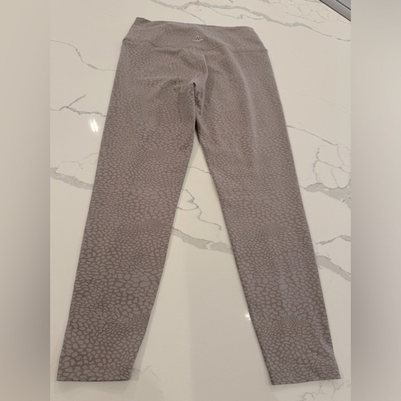Beyond Yoga Soft Cocoa Animal Print Leggings size Medium - Picture 3 of 8